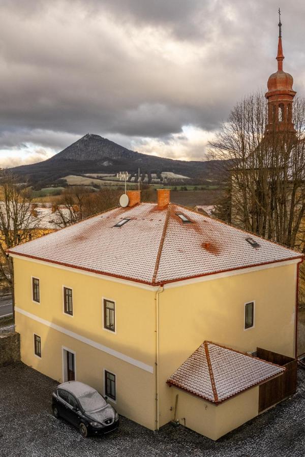 Penzion Fara Pod Milesovkou Hotel Velemin Exterior photo